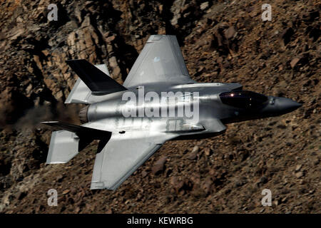 Lockheed Martin F-35un illuminazione II (OT-002) dall'323 Squadrone olandese Royal Air Force, vola basso livello attraverso la transizione Jedi, Star Wars Canyon, il Parco Nazionale della Valle della Morte, California, Stati Uniti d'America Foto Stock