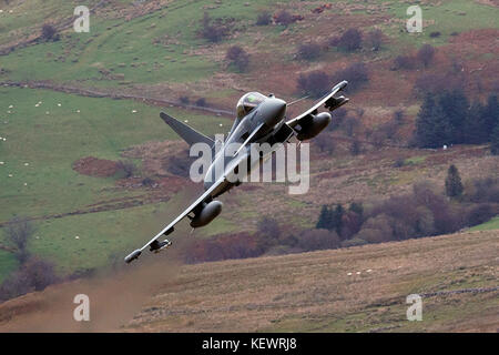 Royal Air Force Eurofighter Typhoon FGR4 vola basso livello attraverso il Mach Loop, Machynlleth, Wales, Regno Unito Foto Stock