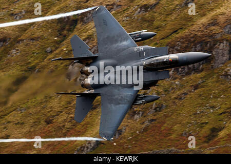 United States Air Force McDonnell-Douglas F-15E Strike Eagle (LN 91-335) dalla 48th Fighter Wing, 494th Fighter Squadron basato a RAF Lakenheath, Inghilterra, vola basso livello attraverso il Mach Loop, Machynlleth, Wales, Regno Unito Foto Stock