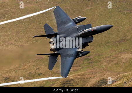 United States Air Force McDonnell-Douglas F-15E Strike Eagle (LN 91-335) dalla 48th Fighter Wing, 494th Fighter Squadron basato a RAF Lakenheath, Inghilterra, vola basso livello attraverso il Mach Loop, Machynlleth, Wales, Regno Unito Foto Stock