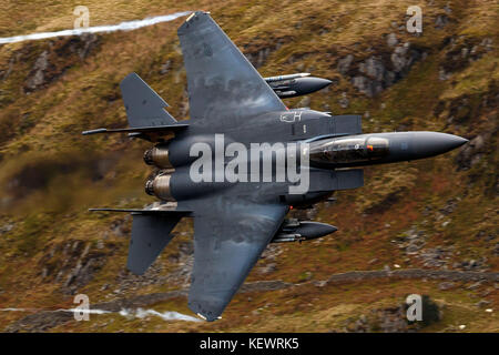 United States Air Force McDonnell-Douglas F-15E Strike Eagle (LN 91-335) dalla 48th Fighter Wing, 494th Fighter Squadron basato a RAF Lakenheath, Inghilterra, vola basso livello attraverso il Mach Loop, Machynlleth, Wales, Regno Unito Foto Stock