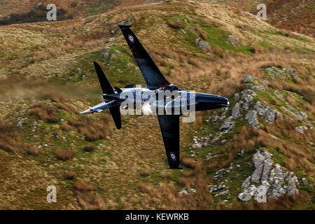 Royal Air Force BAE Systems T2 Hawk (ZK010) vola basso livello attraverso il Mach Loop, Machynlleth, Wales, Regno Unito Foto Stock