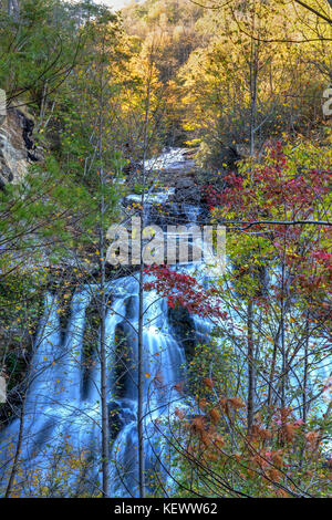 Il fiume cullasaja cascades attraverso una gola inferiore culasaja cade nel nantahala foresta nazionale nei pressi di highlands, Carolina del nord Foto Stock