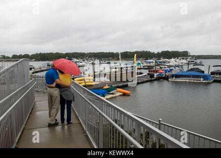 Lake Murray Boat Club e Marina, Irmo, S.C. USA. La coppia ha braccia l'una intorno all'altra. Foto Stock