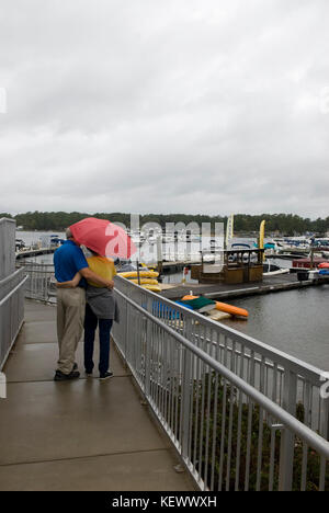 Lake Murray Boat Club e Marina, Irmo, S.C. USA. La coppia ha braccia l'una intorno all'altra. Foto Stock