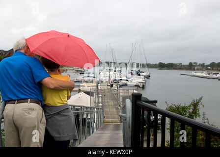 Lake Murray Boat Club e Marina, Irmo, S.C. USA. L'uomo ha un braccio intorno alla femmina. Foto Stock