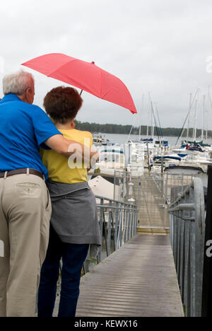 Lake Murray Boat Club e Marina, Irmo, S.C. USA. L'uomo ha un braccio intorno alla femmina. Foto Stock
