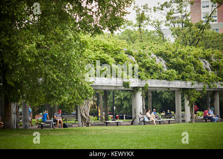 Boston Massachusetts New England America del nord Stati uniti d'America , storico North End park Christopher Columbus Waterfront Park archway marciapiede Foto Stock