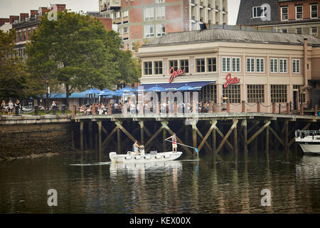 Boston Massachusetts New England America del nord Stati uniti d'America , waterfront Joe's American Bar & Grill sul porto marina Foto Stock