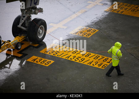 Boston Massachusetts New England America del nord Stati uniti d'America , Aeroporto Internazionale Logan Lufthansa 474 jumbo jet ruote aereo attaccato ad una spinta indietro rimorchiatori Foto Stock