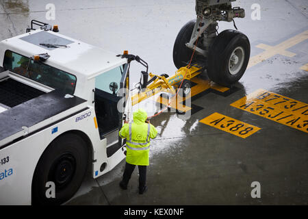 Boston Massachusetts New England America del nord Stati uniti d'America , Aeroporto Internazionale Logan Lufthansa 474 jumbo jet ruote aereo attaccato ad una spinta indietro rimorchiatori Foto Stock