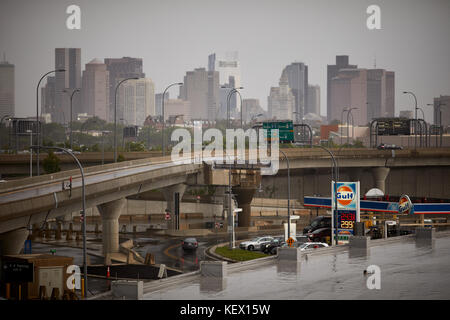 Boston Massachusetts New England America del nord Stati uniti d'America , Aeroporto Internazionale Logan airside guardando lo skyline e Golfo gas station Foto Stock