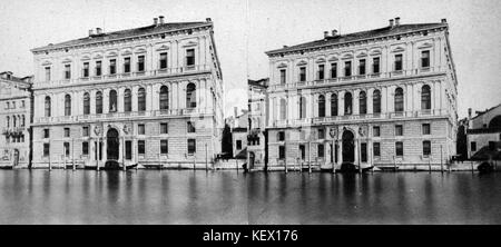 Il Canal grande di Venezia è raffigurato in questa fotografia che raffigura Palazzo grassi. Questo iconico edificio, situato lungo il Canal grande, è conosciuto per la sua architettura veneziana e il suo significato storico. L'immagine cattura l'essenza della bellezza architettonica di Venezia e del maestoso canale. Foto Stock