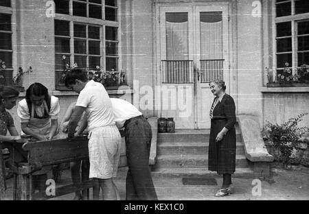 Questa è un'immagine di Bath, una città storica del Regno Unito, della collezione Fortepan. Potrebbe rappresentare un momento nella storia della città, offrendo un'idea della vita a Bath all'inizio del XX secolo. Foto Stock