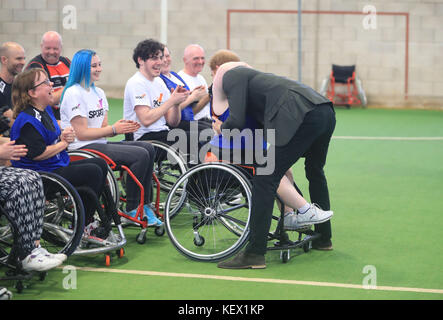 Helen Gregson, 35 anni, dà al principe Harry un abbraccio durante la sua visita al Sir Tom Finney Soccer Development Center e al Lancashire Bombers Accessory Basketball Club presso l'arena sportiva dell'Università del Lancashire Centrale (UCLan) a Preston, Lancashire. Foto Stock