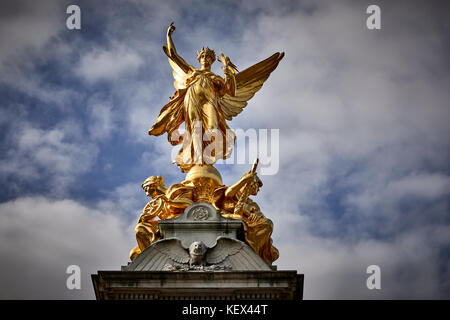 Dorare Vittoria Alata presso il Victoria Memorial fontana da Thomas Brock fuori Buckingham Palace City of Westminster a Londra la città capitale di Engl Foto Stock