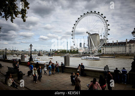 Merlin Entertainments London Eye ruota gigante sulla riva sud del fiume Tamigi a Londra la città capitale d'Inghilterra Foto Stock