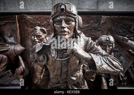 Battaglia di Bretagna monumento da Morris cantante scultura sulla Victoria Embankment, che si affaccia sul Fiume Tamigi a Londra la città capitale d'Inghilterra Foto Stock