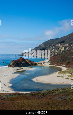 Big Sur fiume che scorre fuori nell' oceano Pacifico a andrew molera state park a sud di Monterey, CA, Big Sur, california, Stati Uniti d'America Foto Stock