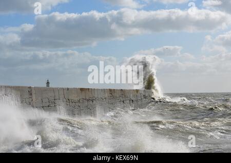 Mare mosso che colpisce la parete del porto lungo la costa sud dell'inghilterra. Foto Stock