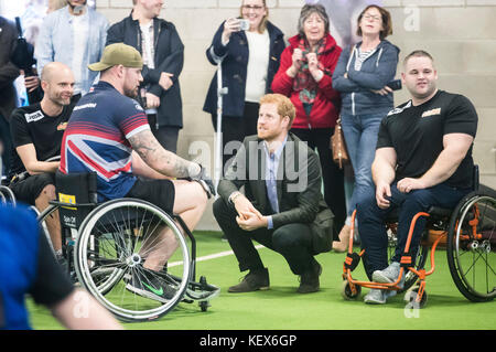 Prince Harry incontra il medaglia d'oro di Invictus Games Greg Dunnings durante la sua visita al Sir Tom Finney Soccer Development Center e al Lancashire Bombers Carriage Basketball Club presso l'arena sportiva dell'Università del Lancashire Centrale (UCLan) a Preston, Lancashire. Foto Stock