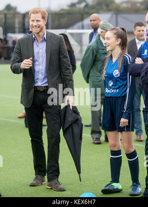 Prince Harry durante la sua visita al Sir Tom Finney Soccer Development Center e al Lancashire Bombers Accessory Basketball Club presso l'arena sportiva dell'Università del Lancashire Centrale (UCLan) a Preston, Lancashire. Foto Stock