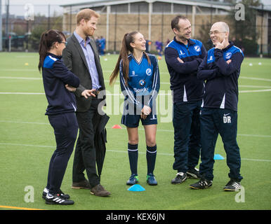 Prince Harry durante la sua visita al Sir Tom Finney Soccer Development Center e al Lancashire Bombers Accessory Basketball Club presso l'arena sportiva dell'Università del Lancashire Centrale (UCLan) a Preston, Lancashire. Foto Stock