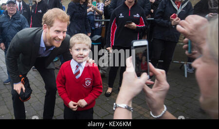 Prince Harry durante la sua visita al Sir Tom Finney Soccer Development Center e al Lancashire Bombers Accessory Basketball Club presso l'arena sportiva dell'Università del Lancashire Centrale (UCLan) a Preston, Lancashire. Foto Stock