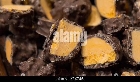 Deliziosi bocconcini di arancia fatti in casa e dolci al cioccolato in mostra a Edimburgo durante il mercatino di natale Foto Stock