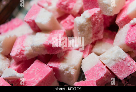 Deliziosi bocconcini di fragole fatta in casa il burro tablet sul display di Edimburgo durante il mercatino di natale Foto Stock