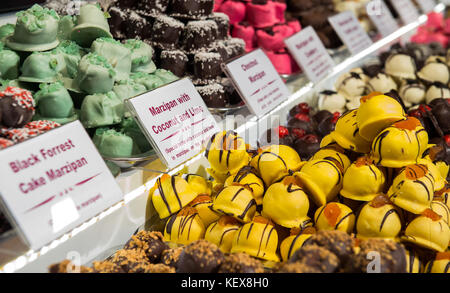 Selezione di deliziosi dolci fatti in casa, dolciumi, sul display di Edimburgo durante il mercatino di natale Foto Stock