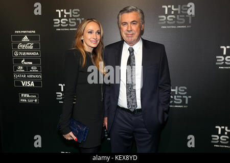 Carlo Ancelotti e Mariann Barrena McClay durante i Best FIFA Football Awards 2017 al Palladium Theatre di Londra. Foto Stock