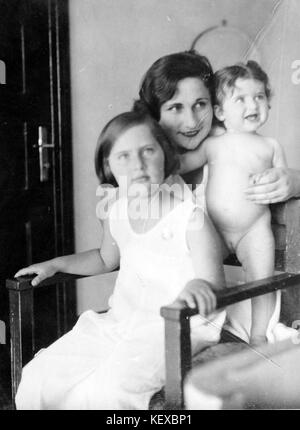 Una fotografia storica del 1936 che mostra una scena catturata dalla collezione Fortepan. Mostra un momento importante nella storia della fotografia, offrendo una visione della cultura visiva della metà del XX secolo. Foto Stock