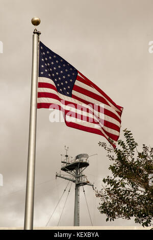 Vecchia Gloria vola sopra il ponte della USS North Carolina Foto Stock