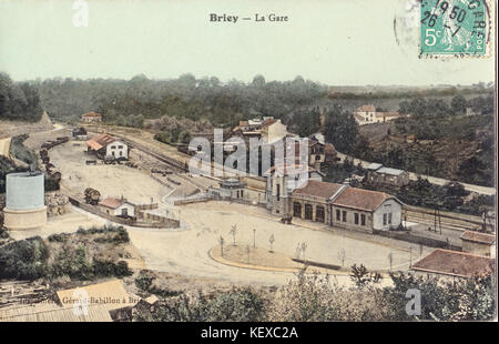 La stazione ferroviaria, o Gare, a Briey, un comune nel dipartimento della Meurthe-et-Moselle nel nord-est della Francia, come in una fotografia di Babillon. Foto Stock