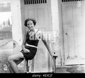 Una fotografia storica con una sedia a sdraio, probabilmente dei primi anni del XX secolo, catturata dall'archivio Fortepan. L'immagine illustra un mobile per esterni, che riflette il suo design e l'utilizzo durante quel periodo di tempo. Foto Stock