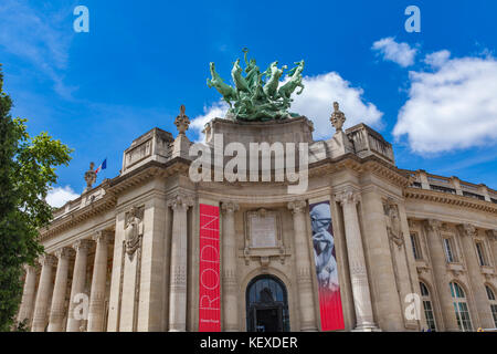 Parigi, Francia - 16 giugno 2017: vista al Grand Palais di Parigi, Francia. Si tratta di un grande sito storico, exhibition hall e museo costruito in 1897. Foto Stock