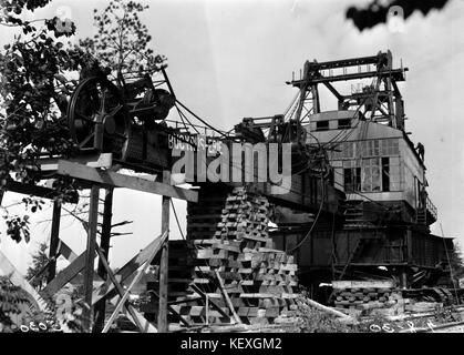 Un'immagine storica che cattura il processo di assemblaggio di una pala nel 1930. Questa foto riflette le tecniche industriali del tempo e gli strumenti utilizzati nella produzione durante i primi anni del XX secolo. Foto Stock