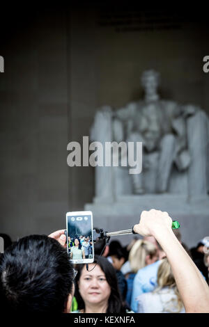 I turisti scattano foto al Lincoln Memorial, Washington DC, USA Foto Stock