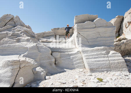 L'uomo visitatore nell'antica cava di marmo sul promontorio di Aliki, Thassos, Grecia, isola greca, Settembre Foto Stock