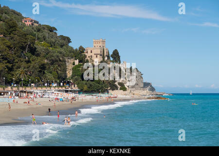 La spiaggia di finale Marina nella regione turistica italiana finale Ligure al Mar Mediterraneo. Foto Stock