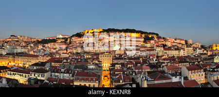 Il centro storico e il castello di São Jorge in serata. Lisbona, Portogallo Foto Stock