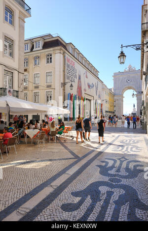 Rua Augusta, la principale strada pedonale nel centro storico e commerciale di Lisbona, Portogallo Foto Stock