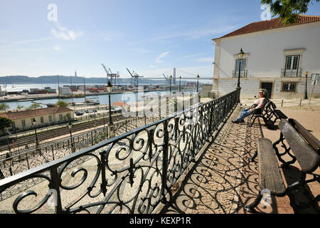 9 de abril giardino, un buon punto di osservazione per il fiume Tago. Lisbona, Portogallo Foto Stock