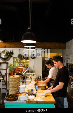 I cuochi preparare il cibo in un ristorante a Seattle il Pioneer Square quartiere. Foto Stock