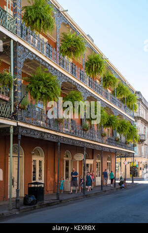 Stati Uniti, Louisiana, New Orleans. Quartiere Francese balconi sulla Royal Street. Foto Stock