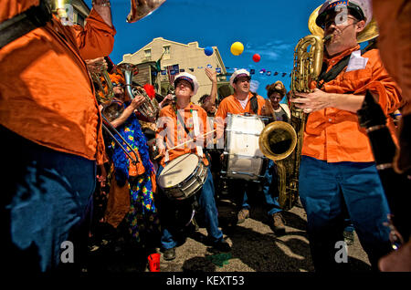 Il Panorama Brass Band conduce una seconda linea sfilata il Mardi Gras Day a New Orleans, Louisiana Foto Stock