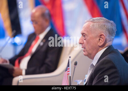 Il Segretario della Difesa Jim Mattis parla durante un incontro informale dell'Associazione delle nazioni del sud-est Asiatico dei Ministri della difesa (ASEAN) Foto Stock