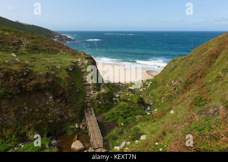 Percorso costiero verso la spiaggia di Portheras Cove Cornovaglia situato a sud ovest di St Ives Foto Stock