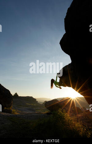 Larissa Arce di Guanajuato cercando alcune nuove strade di bouldering nella Valle delle Rane, vicino Creel, Chihuahua, il 4 settembre 2015 Foto Stock